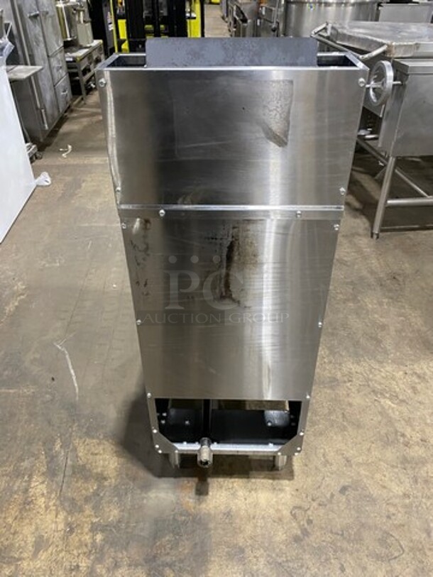 Cook Rite Commercial Natural Gas Powered Deep Fat Fryer! With Backsplash! With 2 Metal Frying Baskets! All Stainless Steel! On Legs! Model: ATFS40 - Image 3 of 10