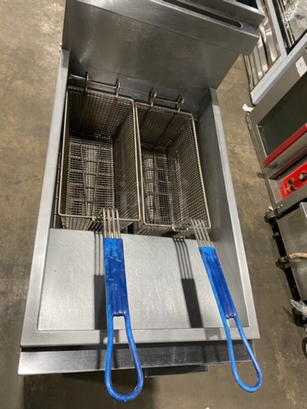 Cook Rite Commercial Natural Gas Powered Deep Fat Fryer! With Backsplash! With 2 Metal Frying Baskets! All Stainless Steel! On Legs! Model: ATFS40 - Image 5 of 10