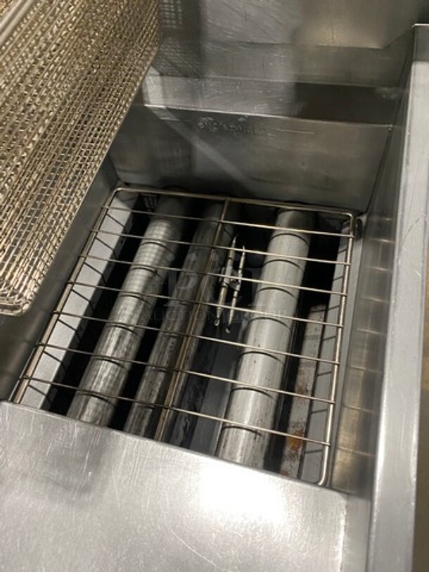 Cook Rite Commercial Natural Gas Powered Deep Fat Fryer! With Backsplash! With 2 Metal Frying Baskets! All Stainless Steel! On Legs! Model: ATFS40 - Image 6 of 10