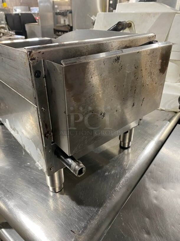 Cecilware Pro Commercial Countertop Gas Powered Flat Top Griddle! With Back And Side Splashes! All Stainless Steel! On Legs! - Image 4 of 8