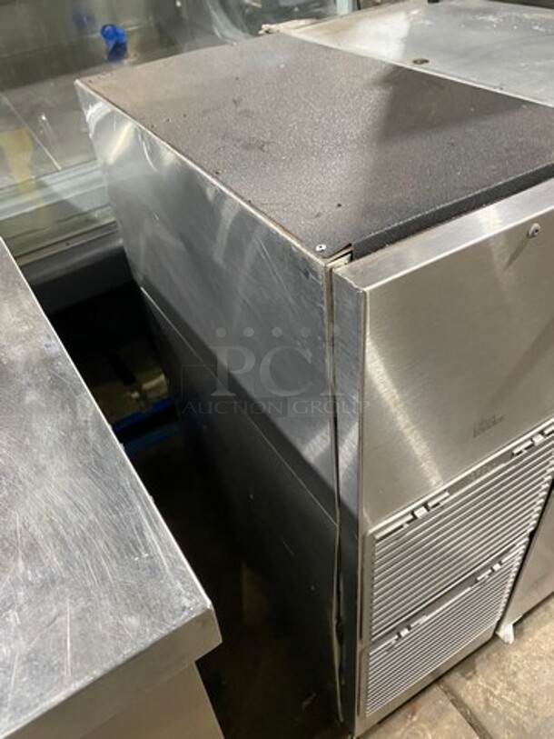 Glastender 2 Door Bar Back Cooler! With Poly Coated Racks! All Stainless Steel! On Legs! Model: NPT52L6SNH(LL/RR) SN: 134125922N 115V 60HZ 1 Phase - Image 2 of 6