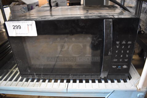Amazon Basics S9N29R Metal Countertop Microwave Oven w/ Plate. 120 Volts, 1 Phase. 17x13x10