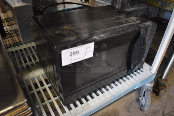 Amazon Basics S9N29R Metal Countertop Microwave Oven w/ Plate. 120 Volts, 1 Phase. 17x13x10 - Image 2 of 5