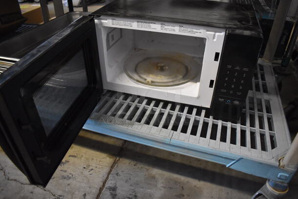 Amazon Basics S9N29R Metal Countertop Microwave Oven w/ Plate. 120 Volts, 1 Phase. 17x13x10 - Image 4 of 5