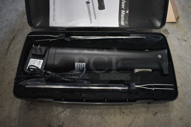 LIKE NEW! Avantco 177ELECKNIFE Cordless Rechargeable Lithium Ion Electric Knife Set with Storage Case. Tested and Working! - Image 2 of 6