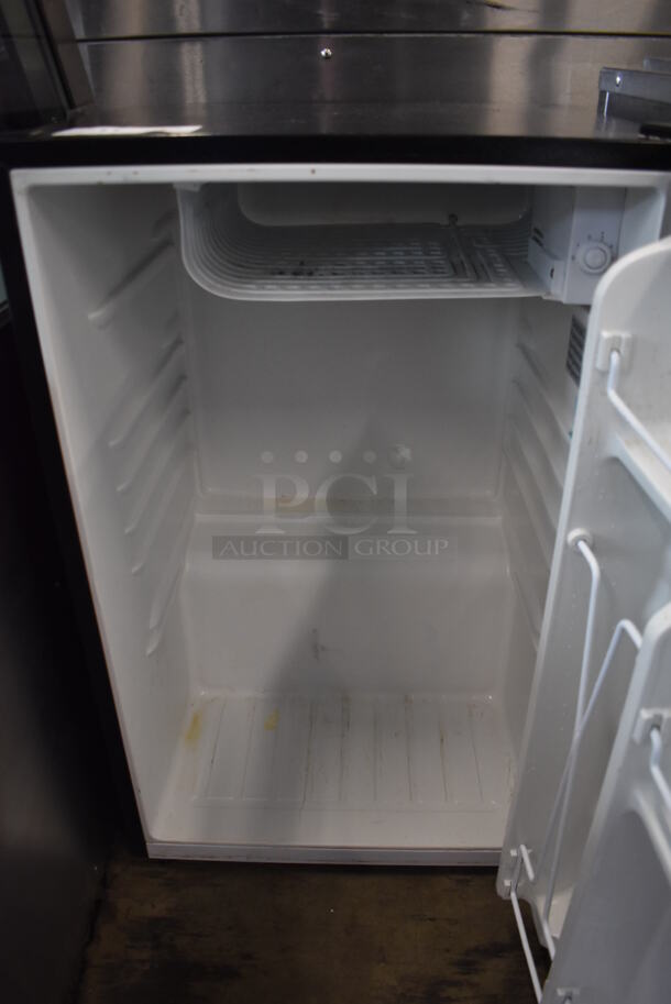 Kenmore 111.99059810 Metal Mini Cooler. 115 Volts, 1 Phase. 20.5x21x32.5. Cannot Test Due To Missing Power Cord - Image 4 of 6