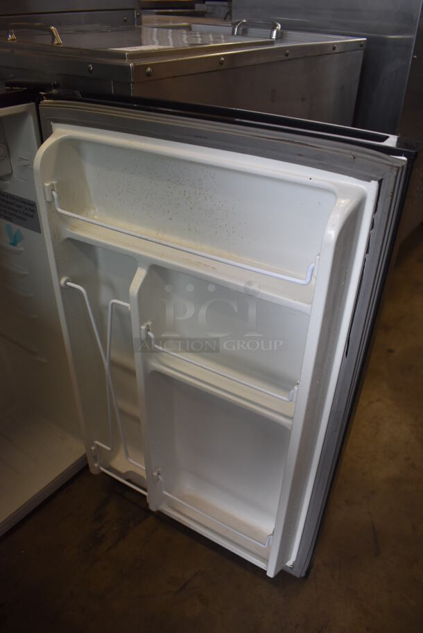 Kenmore 111.99059810 Metal Mini Cooler. 115 Volts, 1 Phase. 20.5x21x32.5. Cannot Test Due To Missing Power Cord - Image 5 of 6