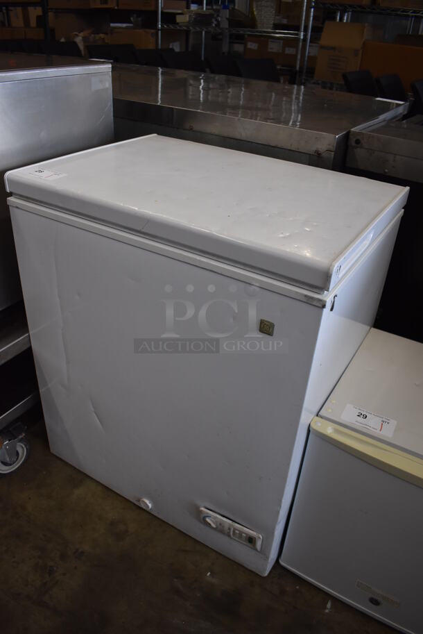 General Electric FCM5SUCWW Metal Commercial Chest Freezer. 115 Volts, 1 Phase. 28.5x22.5x33. Tested and Does Not Power On - Image 2 of 5