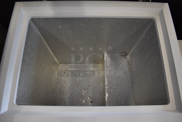 General Electric FCM5SUCWW Metal Commercial Chest Freezer. 115 Volts, 1 Phase. 28.5x22.5x33. Tested and Does Not Power On - Image 4 of 5