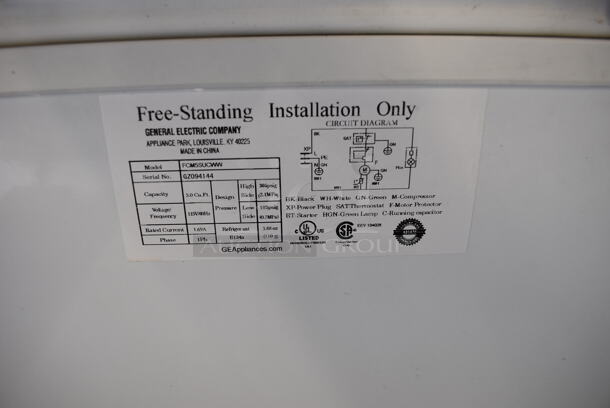 General Electric FCM5SUCWW Metal Commercial Chest Freezer. 115 Volts, 1 Phase. 28.5x22.5x33. Tested and Does Not Power On - Image 5 of 5
