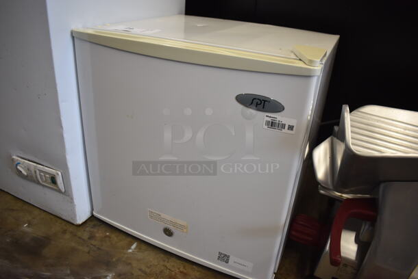 SPT Metal Mini Cooler. 18.5x18x18.5. Tested and Does Not Power On - Image 2 of 5