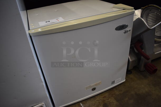 SPT Metal Mini Cooler. 18.5x18x18.5. Tested and Does Not Power On - Image 3 of 5