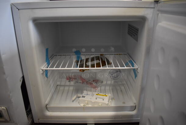 SPT Metal Mini Cooler. 18.5x18x18.5. Tested and Does Not Power On - Image 4 of 5