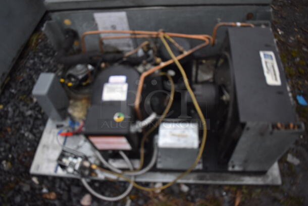 Norlake 6'x8'x6.5' SELF CONTAINED Walk In Freezer Box w/ Floor, Copeland RS64C1E-CAV-100 208/230 Volt, 1 Phase Compressor and Norlake CPB075DC-A 208-230 Volt, 1 Phase Condenser. Picture of the Unit Before Removal Is Included In the Listing. - Image 7 of 12