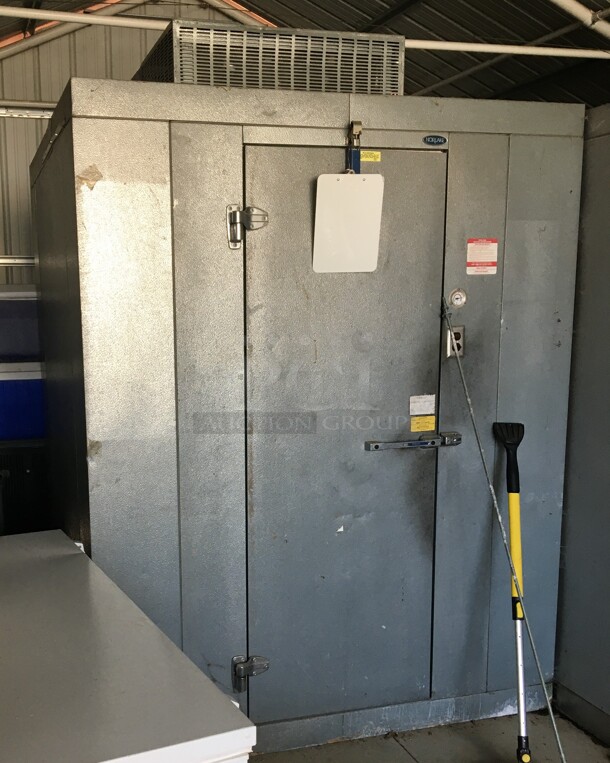 6'x6' Norlake SELF CONTAINED Walk In Cooler Box w/ Floor, Copeland RSE4-0075-IAV-204 208/230 Volt, 1 Phase Compressor and Norlake CPB0751C-A 208-230 Volt, 1 Phase Condenser. Picture of the Unit Before Removal Is Included In the Listing.
