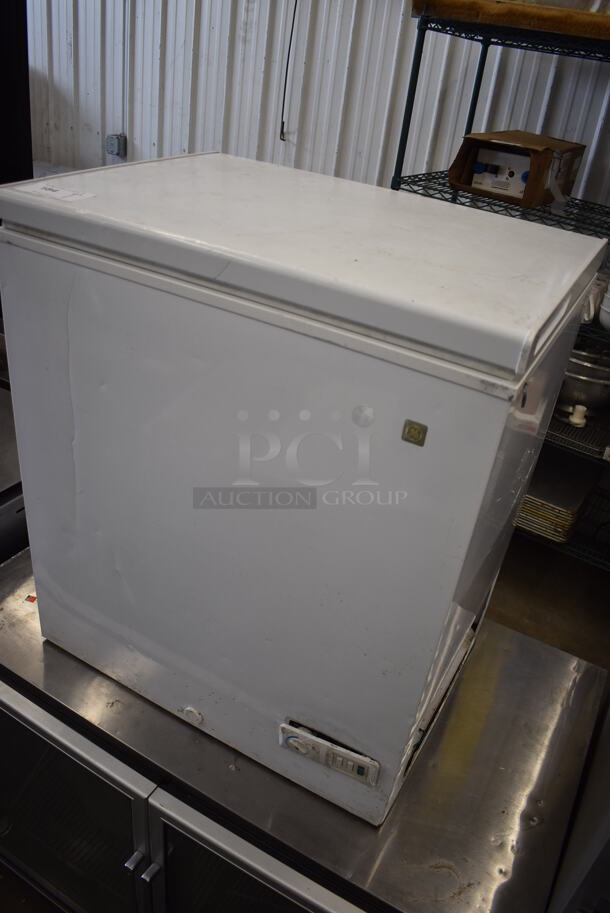 General Electric FCM5SUCWW Metal Chest Freezer. 115 Volts, 1 Phase. 29x23x33. Tested and Powers On But Does Not Get Cold - Image 2 of 5