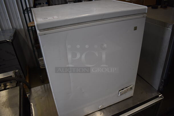 General Electric FCM5SUCWW Metal Chest Freezer. 115 Volts, 1 Phase. 29x23x33. Tested and Powers On But Does Not Get Cold - Image 3 of 5