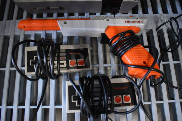 Nintendo Entertainment System NES NES-001 Gaming System w/ 2 Controllers and Gun Controller. 10.5x8x3.5 - Image 2 of 5