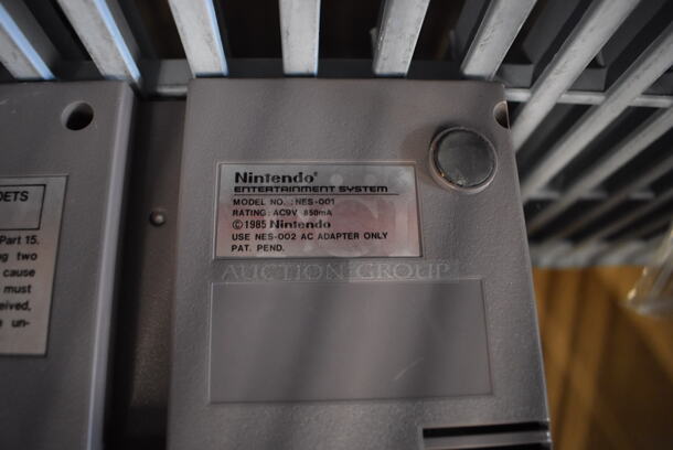 Nintendo Entertainment System NES NES-001 Gaming System w/ 2 Controllers and Gun Controller. 10.5x8x3.5 - Image 5 of 5