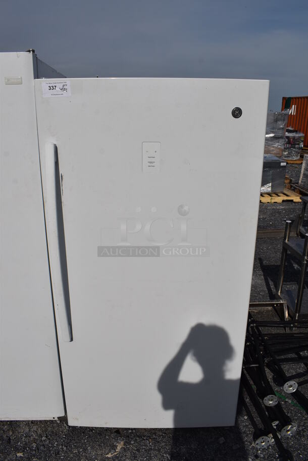 General Electric FUF17DLRDWW Metal Single Door Reach In Freezer. 115 Volts, 1 Phase. 32x28x64. Tested and Powers On But Does Not Get Cold
