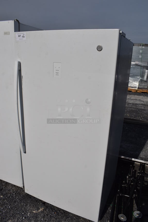 General Electric FUF17DLRDWW Metal Single Door Reach In Freezer. 115 Volts, 1 Phase. 32x28x64. Tested and Powers On But Does Not Get Cold - Image 2 of 7