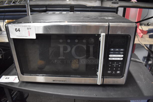 2014 Emerson MW9338SB Countertop Microwave Oven w/ Plate. 120 Volts, 1 Phase. 19x15x11
