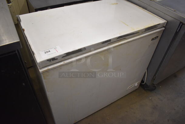 Magic Chef HMCF7W2 Metal Chest Freezer. 115 Volts, 1 Phase. 37x23x33. Tested and Working! - Image 2 of 5