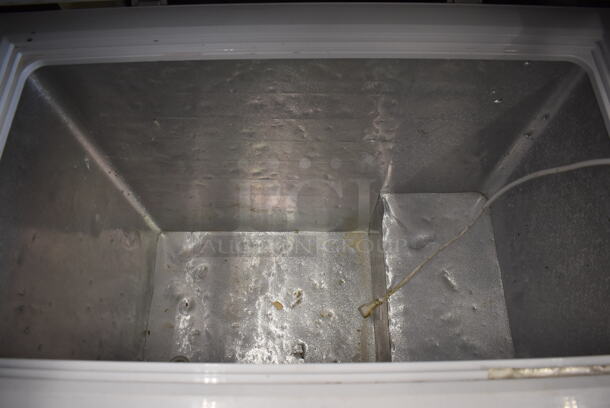 Magic Chef HMCF7W2 Metal Chest Freezer. 115 Volts, 1 Phase. 37x23x33. Tested and Working! - Image 4 of 5