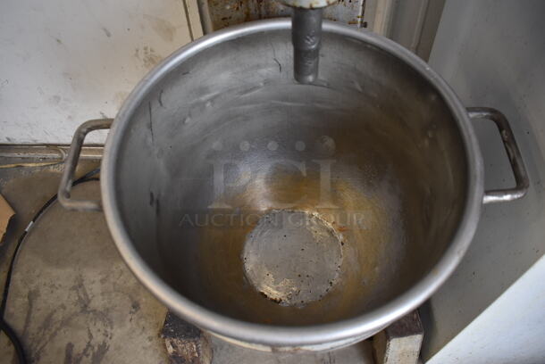 Hobart D-300 Metal Commercial Floor Style 30 Quart Planetary Dough Mixer w/ Metal Mixing Bowl. 115 Volts, 1 Phase. 22x28x47. Tested and Working! - Image 4 of 8