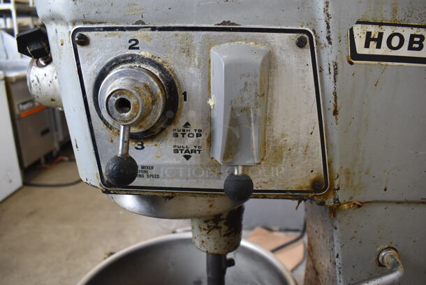 Hobart D-300 Metal Commercial Floor Style 30 Quart Planetary Dough Mixer w/ Metal Mixing Bowl. 115 Volts, 1 Phase. 22x28x47. Tested and Working! - Image 5 of 8