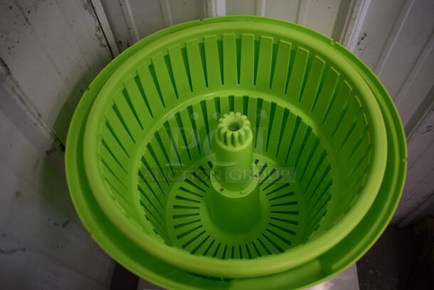 Green Poly Salad Spinner Lettuce Spinner. 17x17x22 - Image 4 of 4