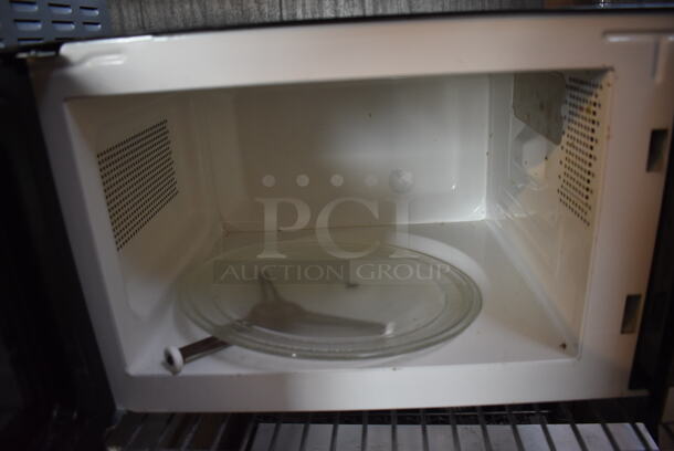 Oster OGYU701 Metal Countertop Microwave Oven w/ Plate. 115 Volts, 1 Phase. 18x11x11 - Image 4 of 6