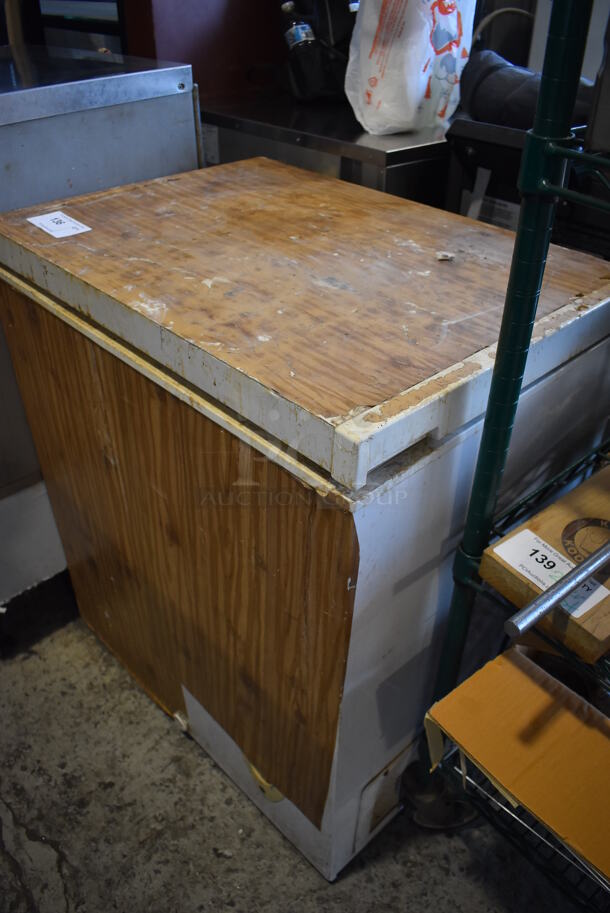 Metal Chest Freezer. 115 Volts, 1 Phase. 29x22x33. Tested and Working! - Image 2 of 6