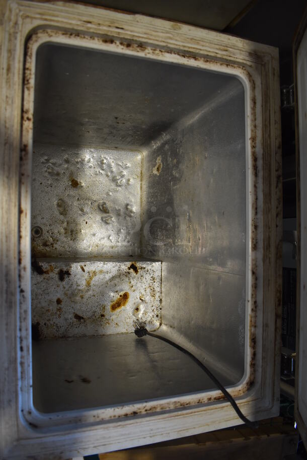 Metal Chest Freezer. 115 Volts, 1 Phase. 29x22x33. Tested and Working! - Image 3 of 6