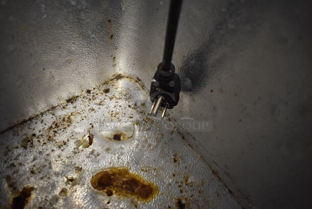 Metal Chest Freezer. 115 Volts, 1 Phase. 29x22x33. Tested and Working! - Image 4 of 6