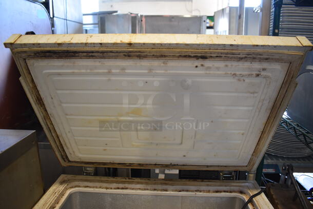 Metal Chest Freezer. 115 Volts, 1 Phase. 29x22x33. Tested and Working! - Image 5 of 6