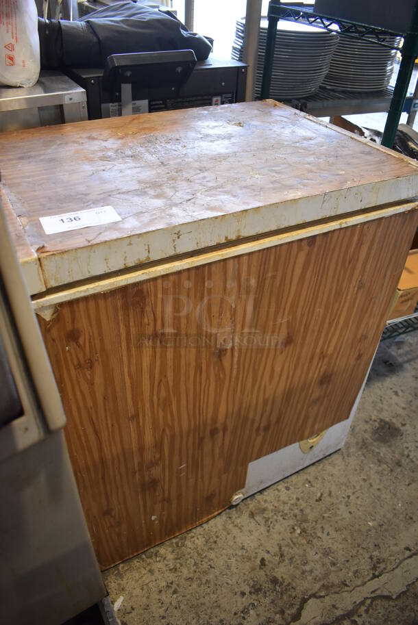 Metal Chest Freezer. 115 Volts, 1 Phase. 29x22x33. Tested and Working! - Image 6 of 6