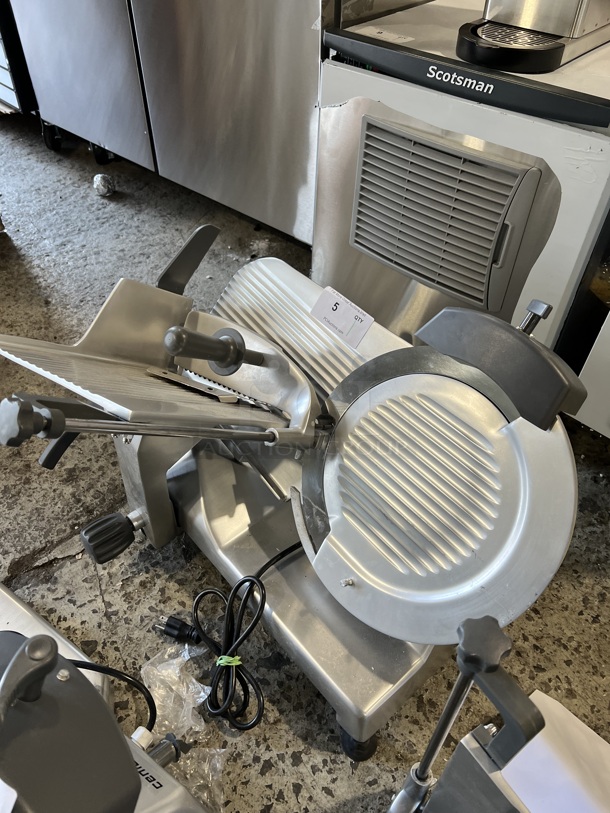 BRAND NEW SCRATCH AND DENT! Hobart Centerline EDGE14-11 Stainless Steel Commercial Countertop Meat Slicer w/ Blade Sharpener. Backside Knob Is Broken and Guard Is Off. 115 Volts, 1 Phase. 30x24x22. Tested and Working! - Image 7 of 7