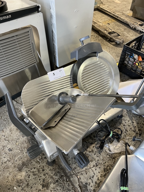 BRAND NEW SCRATCH AND DENT! Hobart Centerline EDGE14-11 Stainless Steel Commercial Countertop Meat Slicer w/ Blade Sharpener. Backside Knob Is Broken and Guard Is Off. 115 Volts, 1 Phase. 30x24x22. Tested and Working! - Image 3 of 7