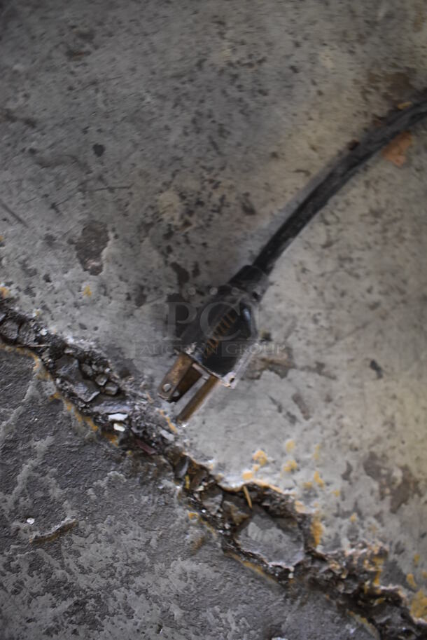 BRAND NEW SCRATCH AND DENT! KoolMore DC-3CB Metal Commercial Countertop Dry Open Display Case Merchandiser. 110-120 Volts, 1 Phase. 16x15x28.5. - Image 5 of 5