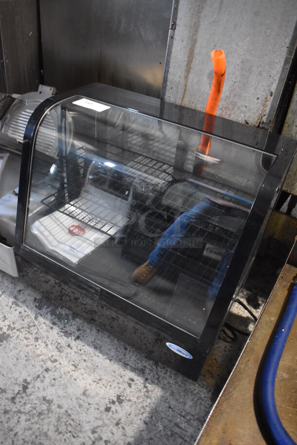 BRAND NEW SCRATCH AND DENT! KoolMore CDC-3C-BK Metal Commercial Countertop Display Case Merchandiser. 110-120 Volts, 1 Phase. 27x18x26.5. Tested and Powers On But Does Not Get Cold - Image 3 of 5