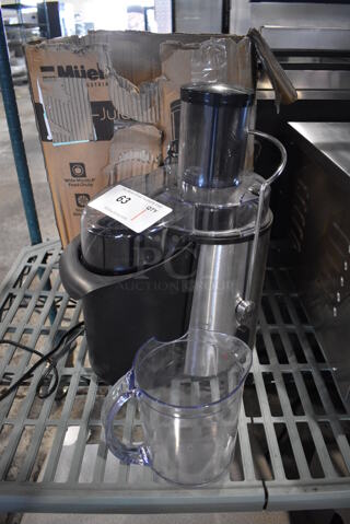 BRAND NEW SCRATCH AND DENT! Mueller Stainless Steel Countertop Juicer. 115 Volts, 1 Phase. 8x12x16. Tested and Working!