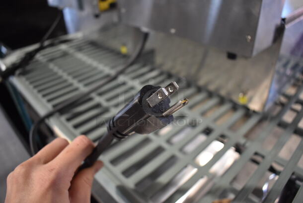 BRAND NEW SCRATCH AND DENT! 2022 Hoocoo FRY-10L Stainless Steel Commercial Countertop Electric Powered Fryer w/ Fry Basket and Lid. 120 Volts, 1 Phase. 11x17x12 - Image 8 of 8