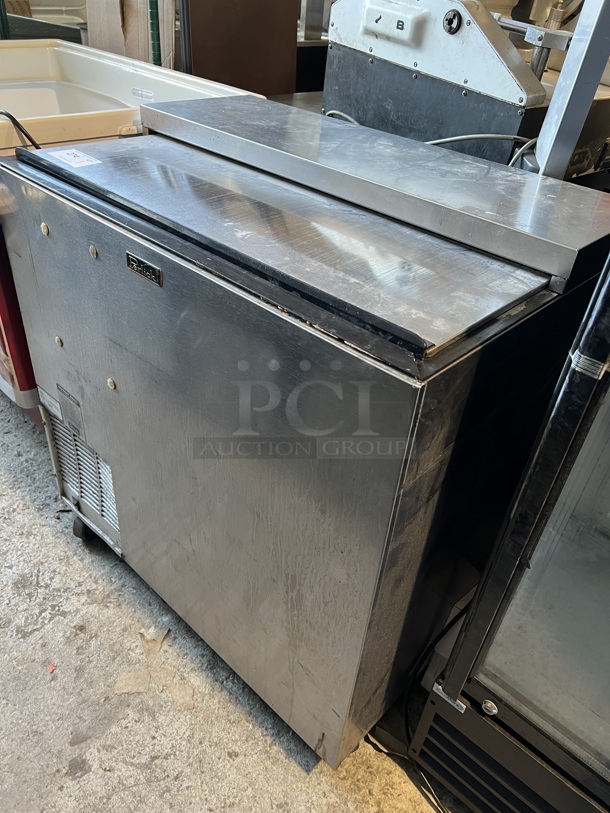 Perlick FR36AS Stainless Steel Commercial Bottle Back Bar Cooler w/ Sliding Lid on Commercial Casters. 115 Volts, 1 Phase. 36x25x38. Tested and Powers On But Does Not Get Cold