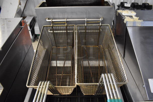 2019 Avantco FF400-N Stainless Steel Commercial Floor Style Natural Gas Powered Deep Fat Fryer w/ 2 Metal Fry Baskets on Commercial Casters. 120,000 BTU. 16x30x45 - Image 4 of 7