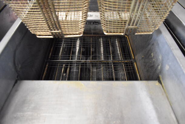 2019 Avantco FF400-N Stainless Steel Commercial Floor Style Natural Gas Powered Deep Fat Fryer w/ 2 Metal Fry Baskets on Commercial Casters. 120,000 BTU. 16x30x45 - Image 5 of 7