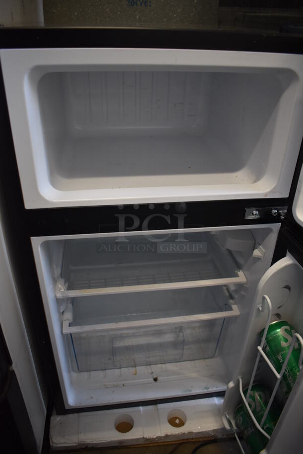 Kuppet BCD-90-E Metal Mini Cooler. 115 Volts, 1 Phase. 19x20x33. Tested and Powers On But Does Not Get Cold - Image 3 of 5