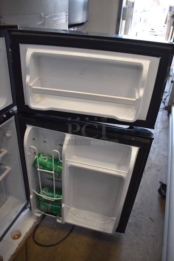 Kuppet BCD-90-E Metal Mini Cooler. 115 Volts, 1 Phase. 19x20x33. Tested and Powers On But Does Not Get Cold - Image 4 of 5