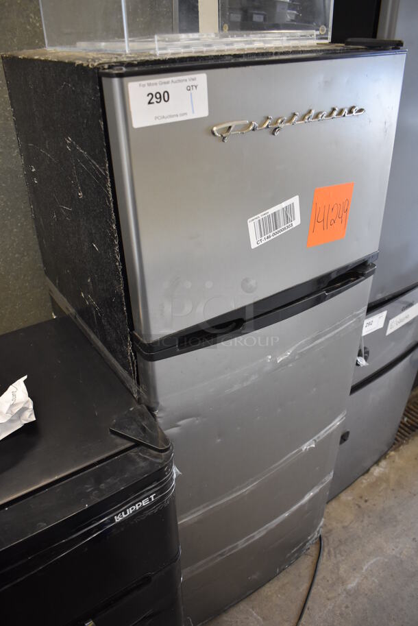 Frigidaire EFR749 Metal Cooler Freezer Combo Unit. 115 Volts, 1 Phase. 21.5x21x54.5. Tested and Powers On But Does Not Get Cold - Image 2 of 7