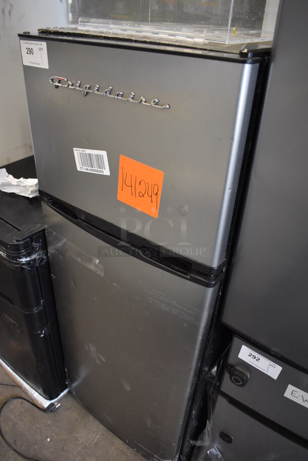 Frigidaire EFR749 Metal Cooler Freezer Combo Unit. 115 Volts, 1 Phase. 21.5x21x54.5. Tested and Powers On But Does Not Get Cold - Image 3 of 7